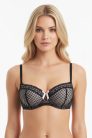 Fekete előformázott melltartó mintás tüll-anyagból, csipke-bordűrökkel, világos-rózsaszín szatén-szalagokkal.
