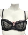 Fekete előformázott melltartó mintás tüll-anyagból, csipke-bordűrökkel, világos-rózsaszín szatén-szalagokkal.
