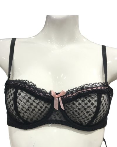Fekete előformázott melltartó mintás tüll-anyagból, csipke-bordűrökkel, világos-rózsaszín szatén-szalagokkal.