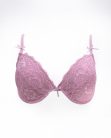 Csipke-rátétekkel díszített előformázott rózsaszín melltartó párnázott kosarakkal