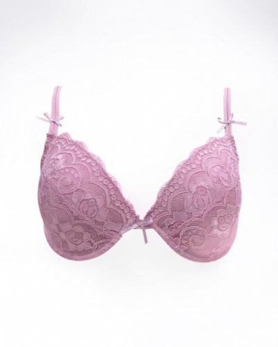 Csipke-rátétekkel díszített előformázott rózsaszín melltartó párnázott kosarakkal