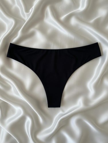 Recycled rib bordázott fekete tanga