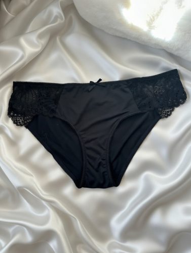 Chloe fekete csipkés plus size bugyi