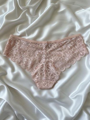 Flora testszínű csipkés plus size hipster