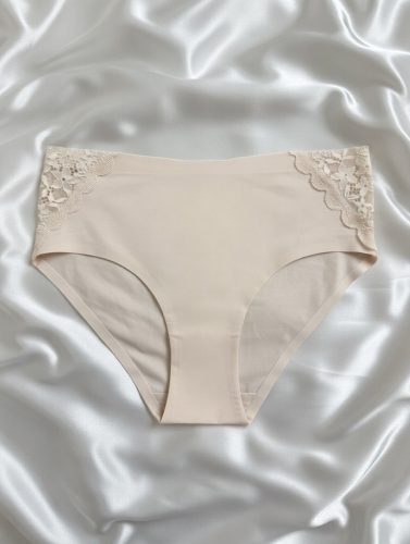 Betty krémszínű lézervágott hipster