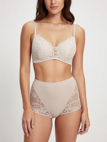 Csipkés világos púder színű magasított FIT bugyi