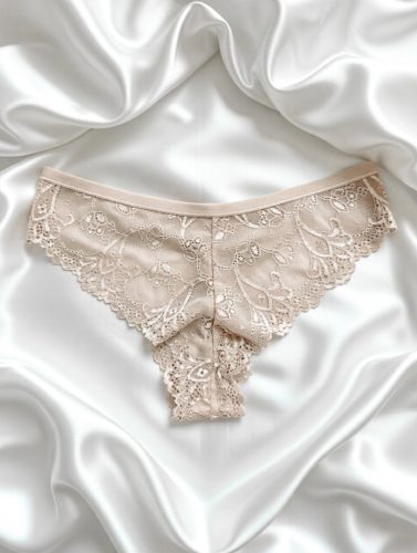 Red carpet világos púder csipkés brazil tanga