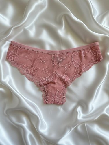 RC sötét mályva csipkés brazil bugyi