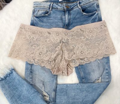 Testszínű csipkés plus size bugyi