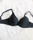 Fekete melltartó előformázott és párnázott kosarakkal