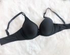 Fekete melltartó előformázott és párnázott kosarakkal