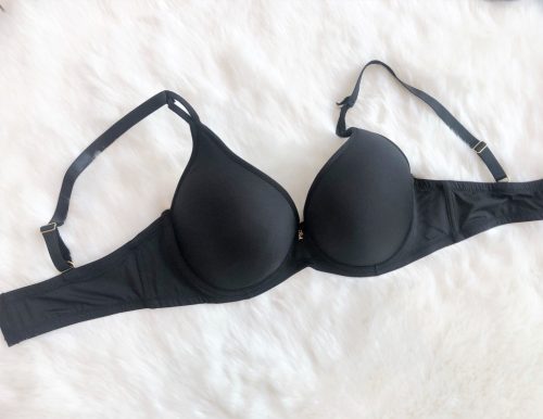 Fekete melltartó előformázott és párnázott kosarakkal