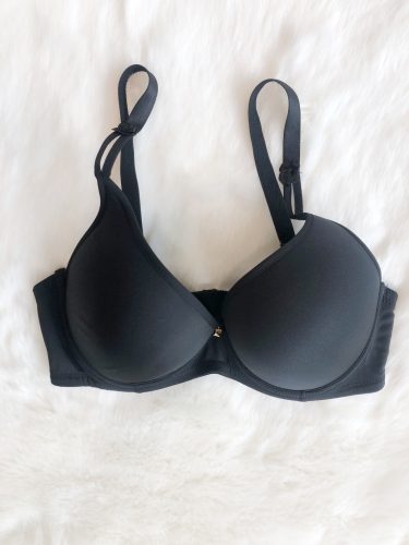 Fekete melltartó előformázott és párnázott kosarakkal