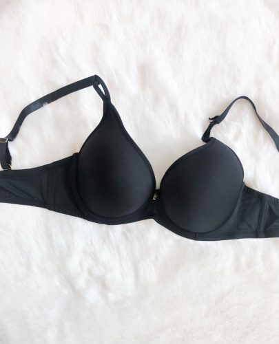 Fekete melltartó előformázott és párnázott kosarakkal