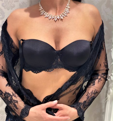 Fekete pánt nélküli csipkés melltartó