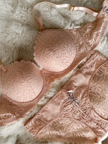 Adore rózsaszín csipkés slight push up melltartó