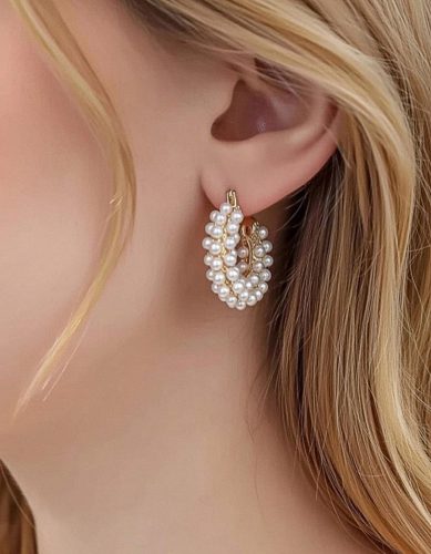 Arany színű apró fehér gyöngyös karika fülbevaló 