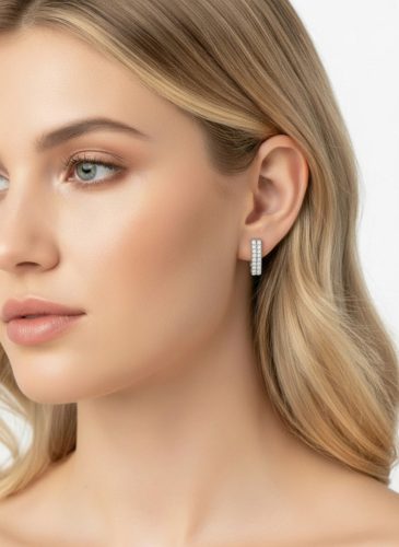 Ezüst színű dupla soros strasszos fülbevaló.