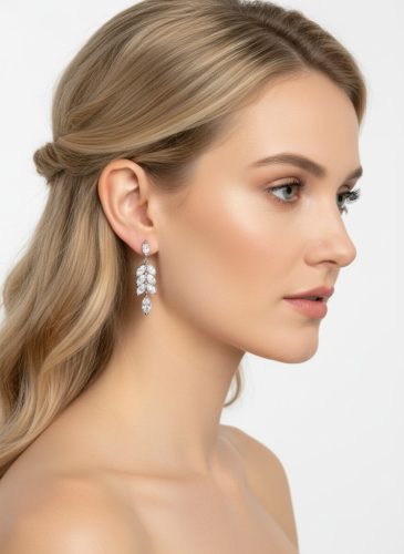  Ezüst kövekkel díszített nemesacél lógós fülbevaló.