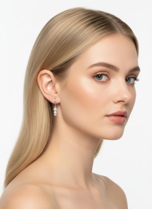 Ezüst strasszos lógós fülbevaló.