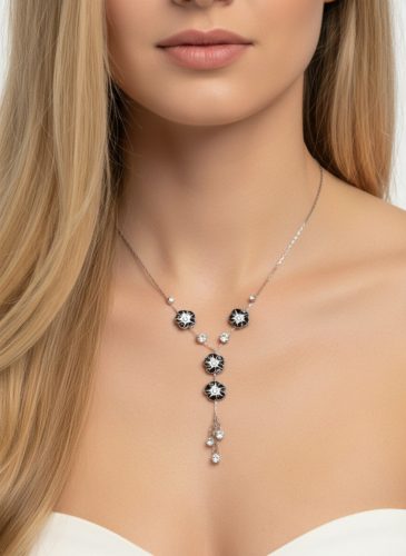 Ezüst színű nyaklánc kis fekete virágokkal