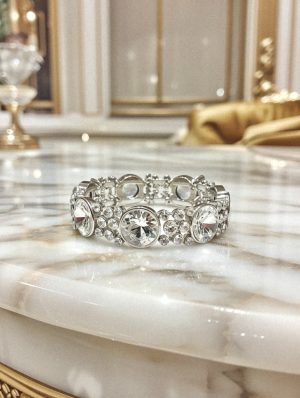 Karkötő ezüst színű kövekkel