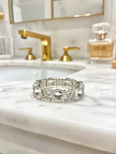 Karkötő ezüst színű kövekkel