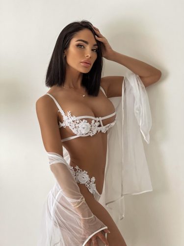 Exkluzív Fehér hímzett merevítős szett