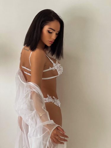 Exkluzív Fehér hímzett merevítős szett