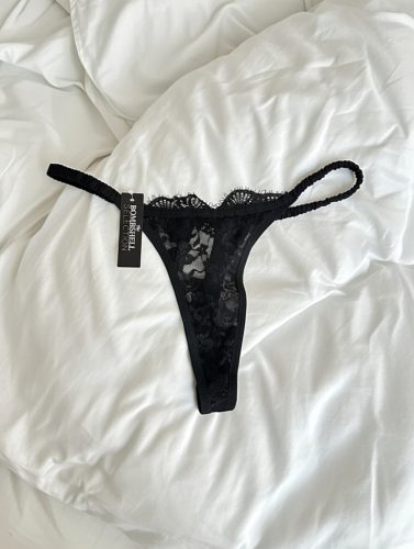 Ráncolt oldalpántos gumis derekú csipkés tanga