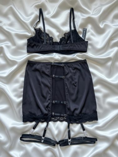 Evelyn szatén szoknyás szett tangával