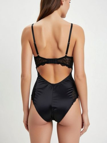 Fekete színű csipkével díszített body Marisela