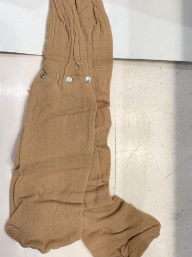 Bokánál strasszkővel kirakott testszínü csipkés harisnya