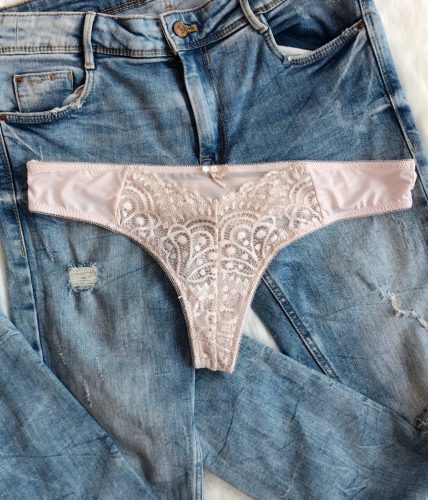 Púderes testszínű csipkés tanga