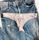 Púderes testszínű csipkés tanga