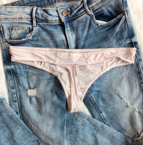 Púderes testszínű csipkés tanga