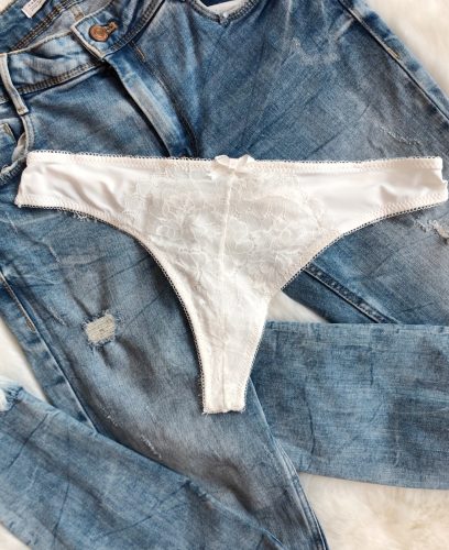 Törtfehér színű csipkés tanga