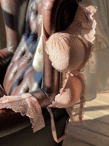 Back too testszínű csipkés brazil tanga