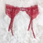 Piros csipkés harisnyatartó