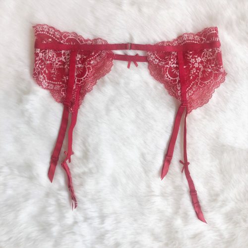 Piros csipkés harisnyatartó