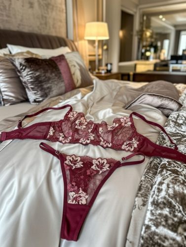 CELIA meggypiros hímzett merevítős szett