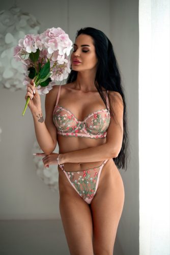 BEA virágos hímzett merevítős szett